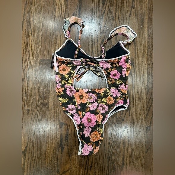 VICTORIA'S SECRET Ruffle One-Piece Swimsuit with Crochet Trim New Size XS - Picture 4 of 5